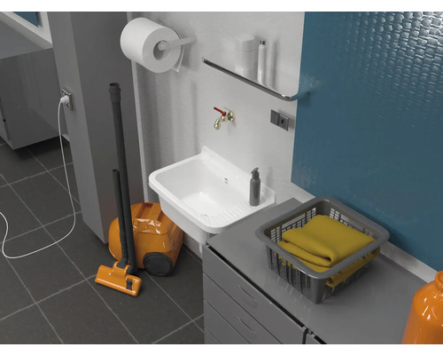 Waschküche mit Waschbecken, Staubsauger, Toilettenpapier, Ablage und Wäschekorb