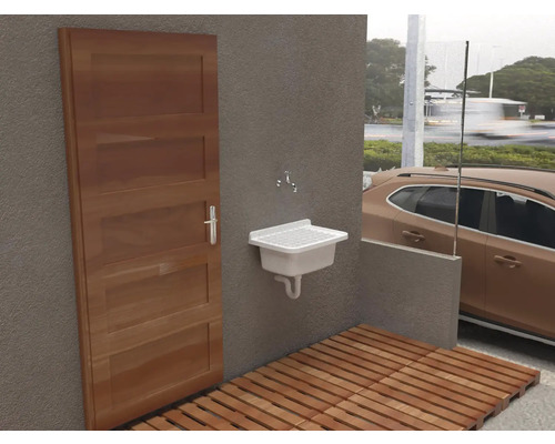 Aussenbereich mit Holzboden, Tür und Waschbecken.