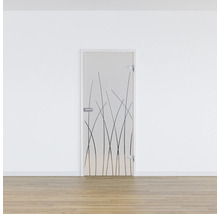 Porte en verre avec motif d''herbes devant un mur blanc