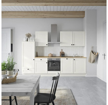 Cuisine claire avec kitchenette, armoires murales, hotte aspirante et table à manger
