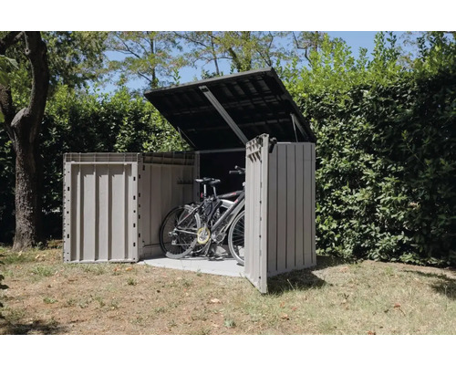 Fahrradbox aus Kunststoff mit zwei Fahrrädern im Garten