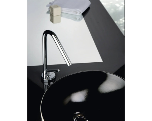 Vue détaillée d''un lavabo avec robinet, savon et serviette