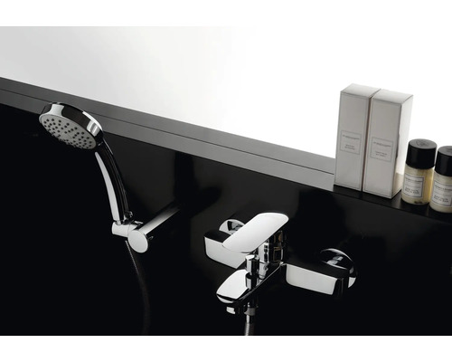 Armatur mit Handbrause und Pflegeprodukten im Badezimmer