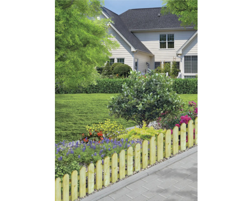 Garten mit Holzzaun und Blumenbeet