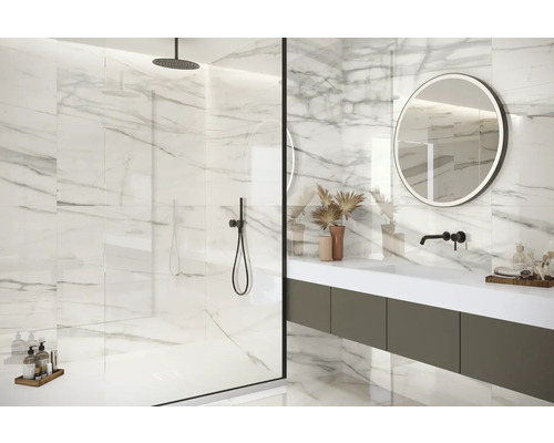 Badezimmer mit Dusche, Waschtisch und Spiegel mit Marmorfliesen