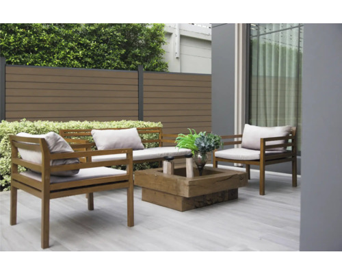 Terrasse avec clôture en bois, salon de jardin et table en bois