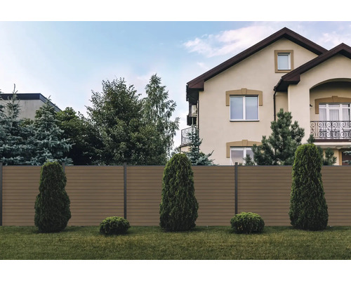 Jardin avec une clôture en éléments de plastique devant une maison