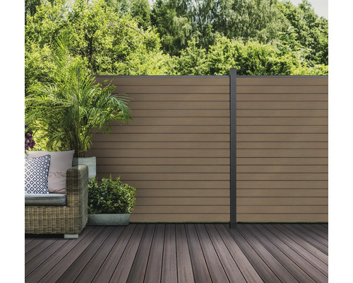 Terrasse avec plancher en bois, clôture de confidentialité brune et sièges