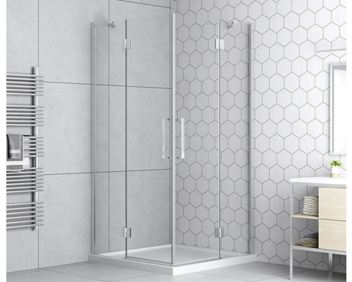 Eckdusche mit klaren Glastüren und Handtuchheizkörper in einem Badezimmer mit Fliesen