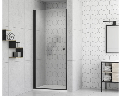 Badezimmer mit Duschabtrennung aus Glas und schwarzem Rahmen