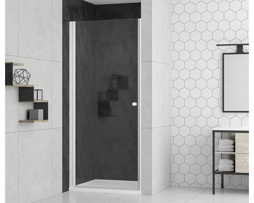 Salle de bains avec paroi de douche en verre