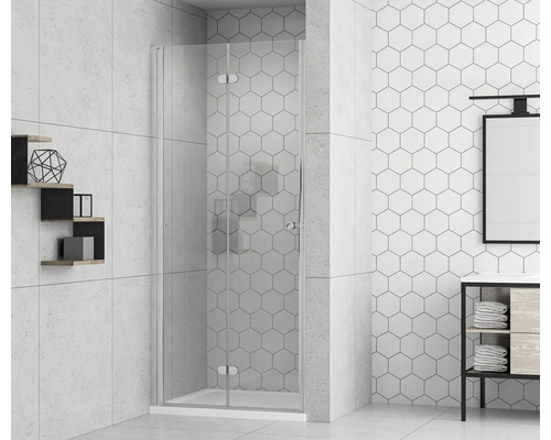 Badezimmer mit Duschabtrennung aus Glas und Fliesen im Hexagon-Muster