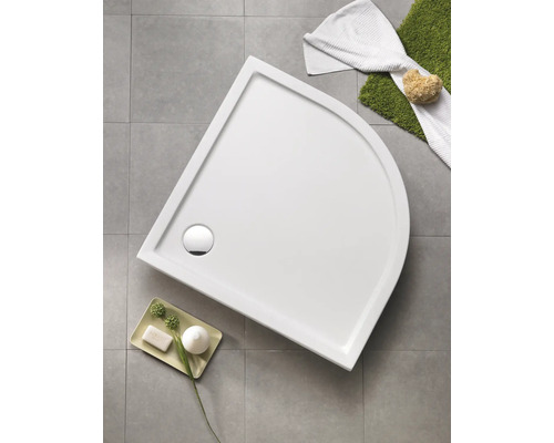 Eckige Duschwanne mit Ablaufgarnitur auf Fliesenboden