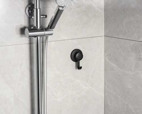 Duschstange und Haken an einer gefliesten Wand im Badezimmer