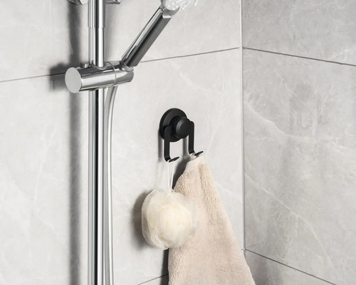 Handtuchhaken mit Handtuch und Badeschwamm im Badezimmer