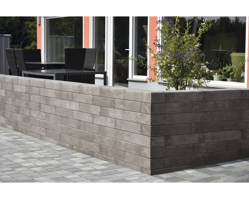 Scène de jardin avec bordure et jardinière en pierres de béton