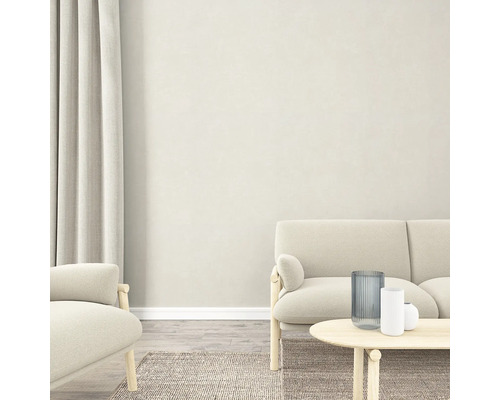 Salon avec canapé, fauteuil, table et rideau