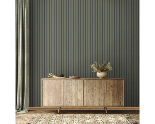 Salon avec papier peint à rayures verticales et commode en bois