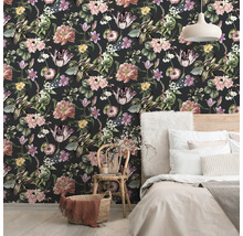 Schlafzimmer mit floraler Tapete, Bett und Dekorationen