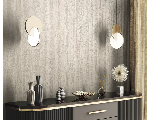 Einrichtungsbeispiel mit zwei Pendelleuchten, Dekorationsvasen und einer gemusterten Tapete.