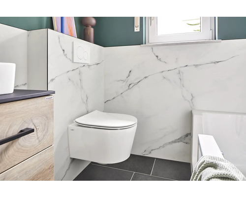 Modernes Badezimmer mit Wand-WC, Waschtisch und Marmorwandverkleidung