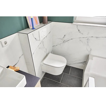 Salle de bain moderne avec WC suspendu, plaque de commande et carrelage en marbre