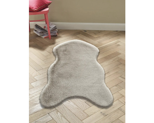 Dekorative Tierfellimitat Teppich auf Holzboden.