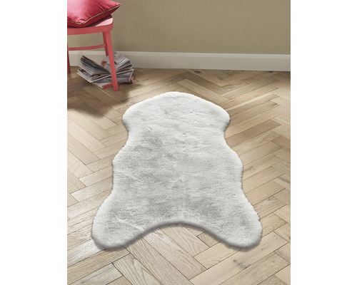 Tapis blanc sur un plancher en bois