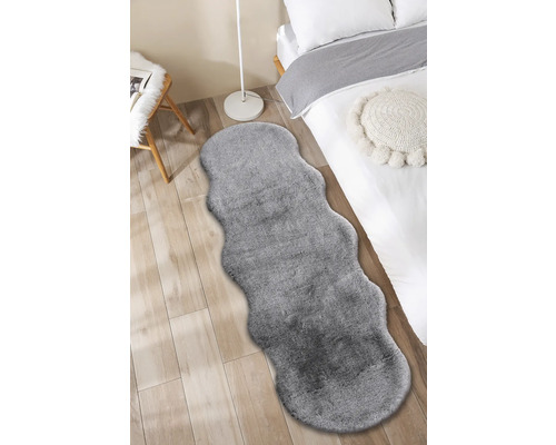 Grauer Teppich in einem Schlafzimmer mit Bett