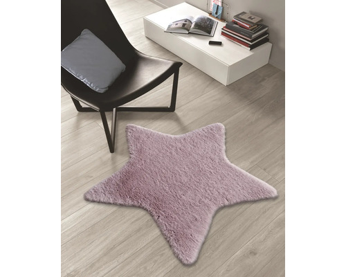 Sternförmiger Teppich auf einem Holzboden neben einem Stuhl und einem Tisch.