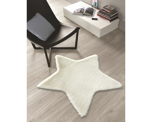 Scène avec tapis en forme d''étoile, chaise et table