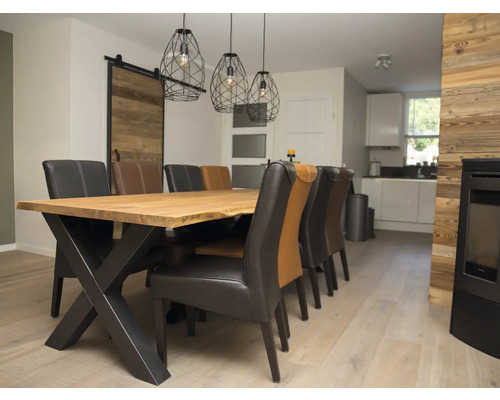 Salle à manger avec table à manger en bois, chaises et suspensions