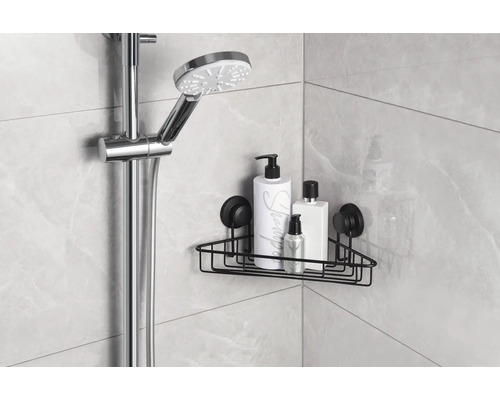 Eckregal mit Saugnäpfen in einem Badezimmer mit Duschkopf und Pflegeprodukten.