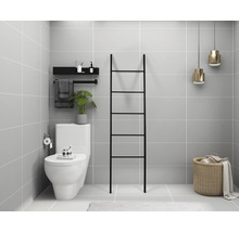 Modernes Badezimmer mit Toilette, Handtuchhalter, Leiter, Wäschekorb und Hängelampen.