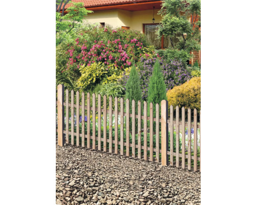 Clôture de jardin en bois devant un jardin fleuri