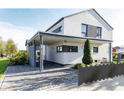 Modernes Haus mit Carport und Zaun