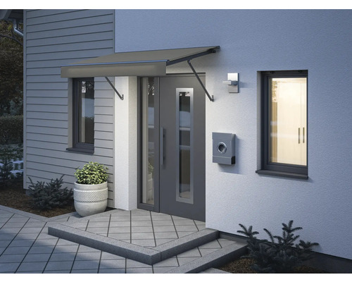 Espace d''entrée d''une maison avec auvent, porte, boîte aux lettres et éclairage