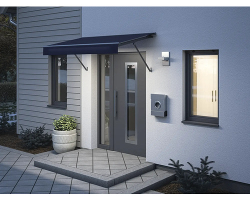 Entrée d''une maison avec auvent, porte d''entrée, boîte aux lettres, lampe d''extérieur et fenêtre