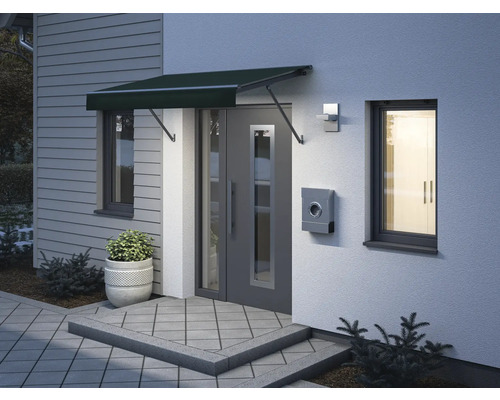 Zone d''entrée d''une maison avec auvent de porte, boîte aux lettres et éclairage
