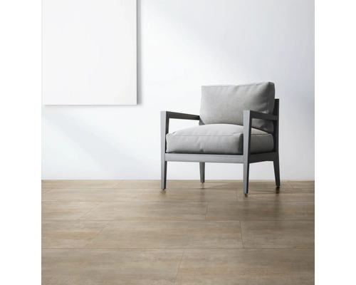 Boden mit Fliesen und einem Sessel im Raum