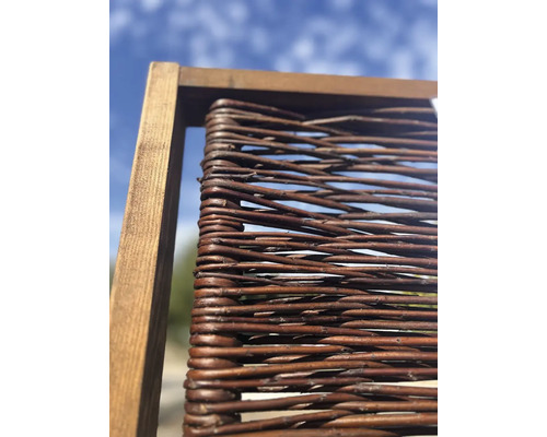 Nahaufnahme eines Weidenzaun-Elements mit Holzrahmen