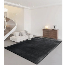 Salon avec tapis noir, canapé et commode