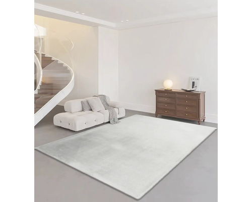 Salon avec canapé, commode et tapis