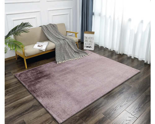 Wohnzimmer mit Sofa und gemustertem Teppich