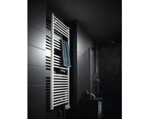 Salle de bains avec radiateur sèche-serviettes, serviettes, douche et étagère