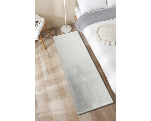 Tapis dans une chambre avec un lit, une chaise et un lampadaire