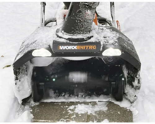 Worx Nitro Schneefräse im Einsatz mit Schnee bedeckt