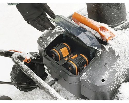 Aufsicht auf eine Schneefräse mit Akkus im Batteriefach