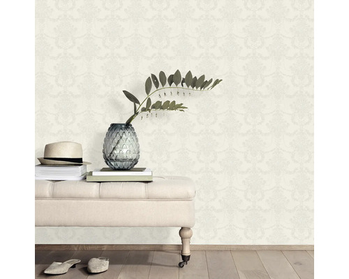 Scène avec papier peint à motifs, banc, décoration et accessoires