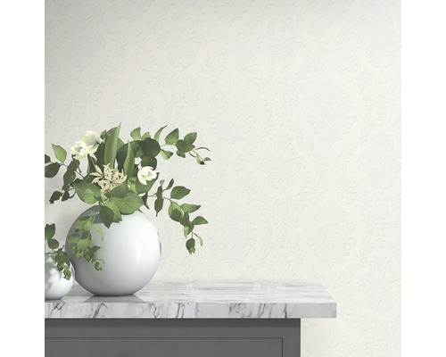 Helle gemusterte Tapete im Raum mit Dekor